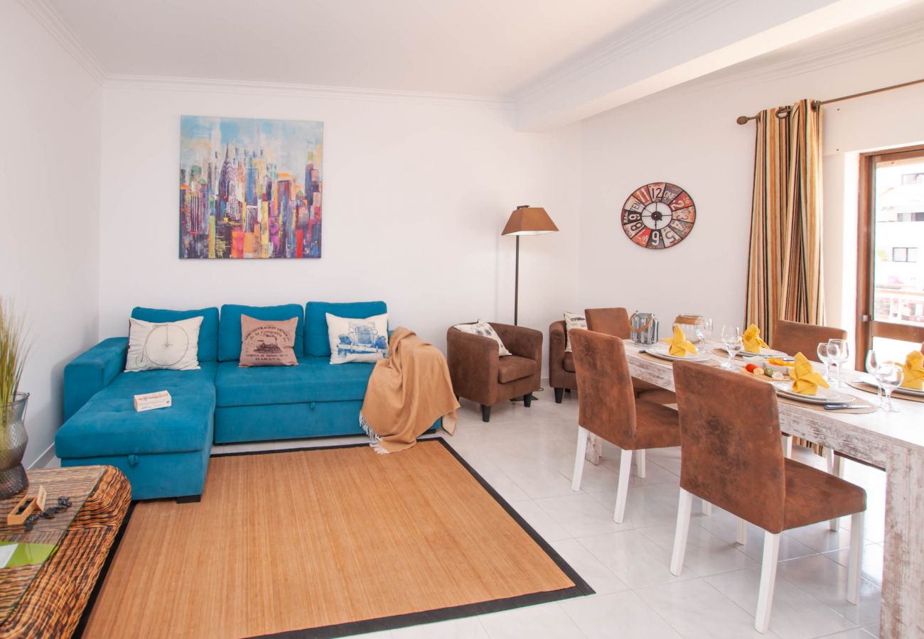 Apartamento em Albufeira - Waves Elegante T2 em Albufeira Piscina e Terraço – A Pé da Praia & Strip