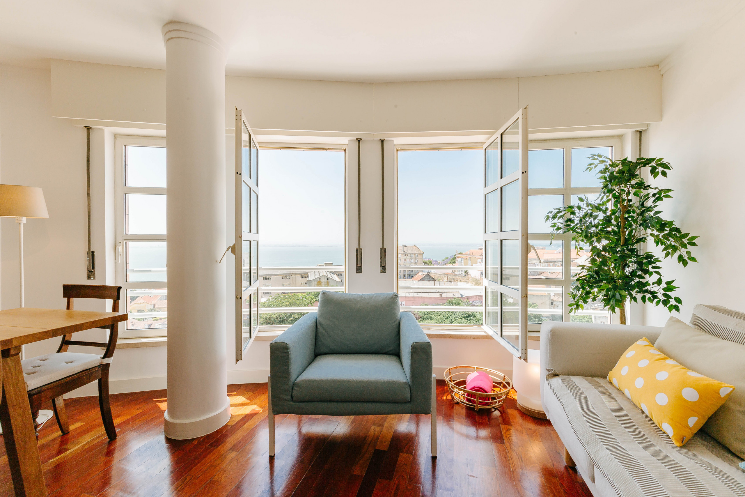 RENT4REST LISBON GRACA FLAT WITH RIVER VIEW WITH PARKING