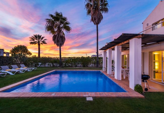 Villa em Galé - Villa Luz do Atlantico, 100m da praia e piscina privada Villa em Galé - Villa Luz do Atlantico, 100m da praia e piscina privada