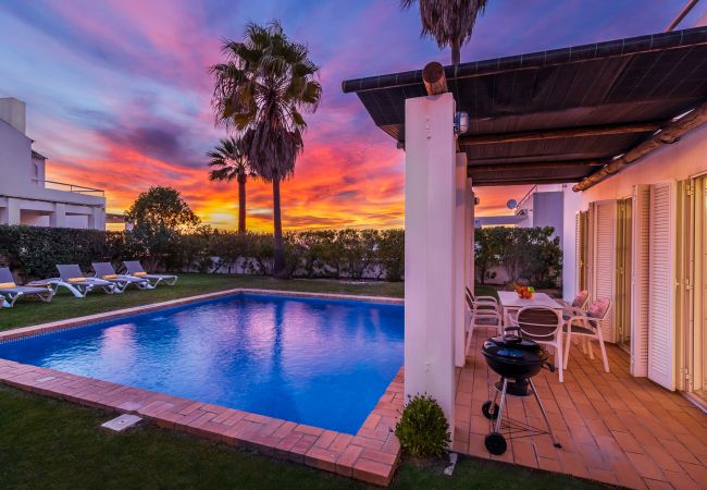 Villa em Galé - Villa Luz do Atlantico, 100m da praia e piscina privada Villa em Galé - Villa Luz do Atlantico, 100m da praia e piscina privada