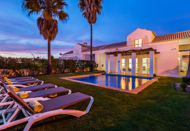 Villa em Galé - Villa Luz do Atlantico, 100m da praia e piscina privada Villa em Galé - Villa Luz do Atlantico, 100m da praia e piscina privada