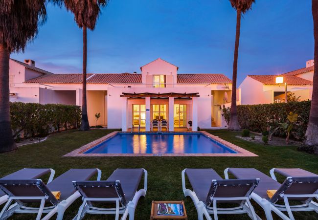 Villa em Galé - Villa Luz do Atlantico, 100m da praia e piscina privada Villa em Galé - Villa Luz do Atlantico, 100m da praia e piscina privada