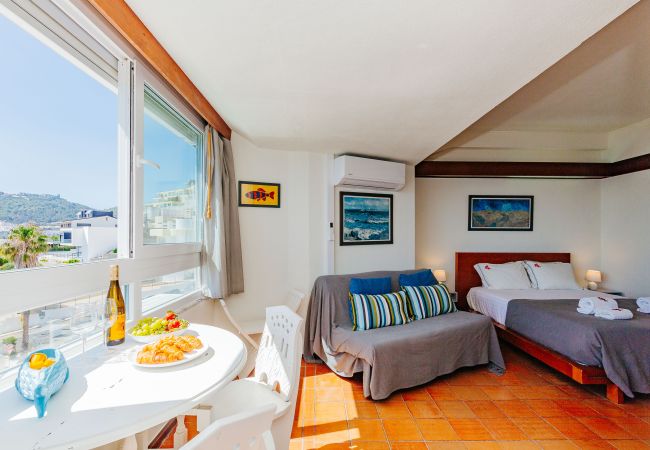 Studio in Sesimbra - RENT4REST SESIMBRA OCEAN VIEW STUDIO - DIRECT BEACH ACCESS Studio in Sesimbra - RENT4REST SESIMBRA OCEAN VIEW STUDIO - DIRECT BEACH ACCESS