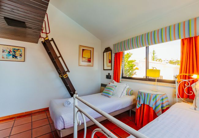 House in Sesimbra - RENT4REST SESIMBRA 4BDR OCEAN VIEW AND PRIVATE POOL VILLA House in Sesimbra - RENT4REST SESIMBRA 4BDR OCEAN VIEW AND PRIVATE POOL VILLA