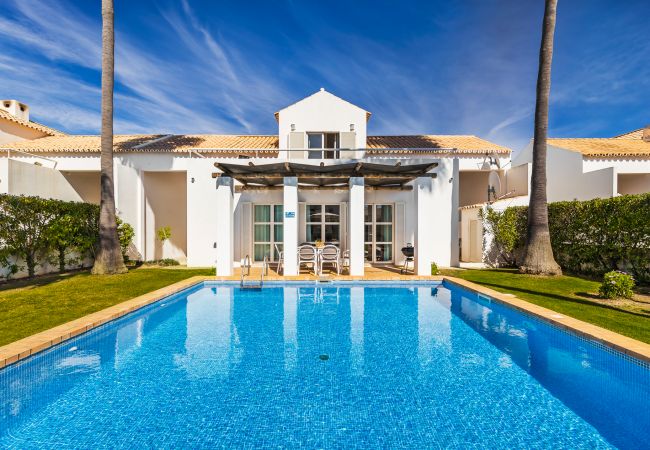 Villa/Dettached house in Galé - Villa Luz do Atlantico, 100m from the beach- pool heating