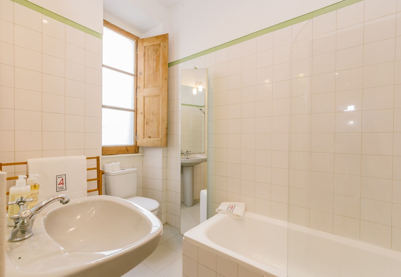 Apartment in Lisbon - RENT4REST CASTLE VIEW FAMILY & FRIENDS BAIRRO ALTO Apartment in Lisbon - RENT4REST CASTLE VIEW FAMILY & FRIENDS BAIRRO ALTO